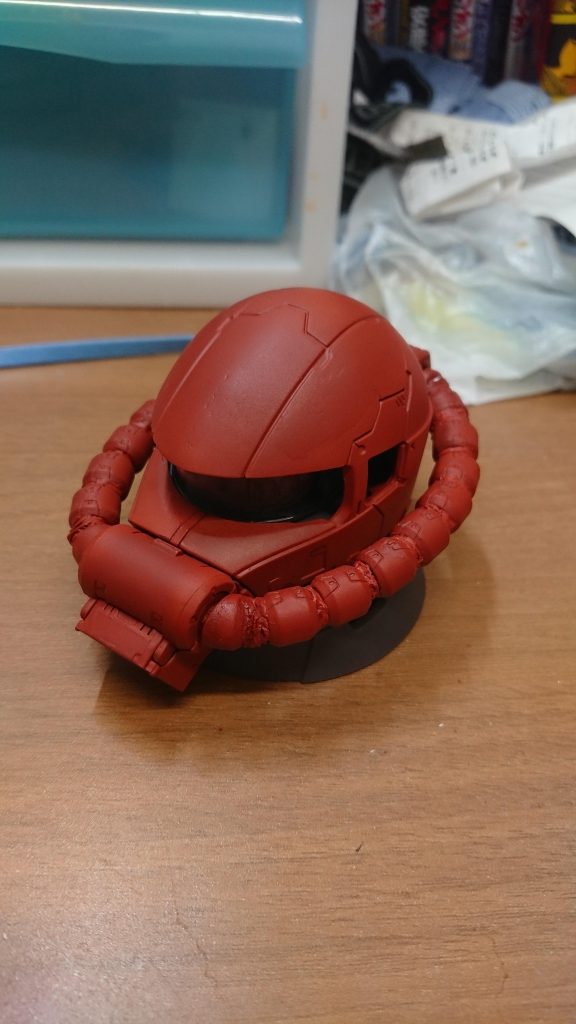 サーフェイサー1000赤をぶっぱ
傷消したかったのと、この後の塗装でうまくいかなくて塗装が剥がれた場合を想定し、赤を選びました。万が一塗装が剥がれても赤なら錆に見えるためごまかせるかなと思ったためです。