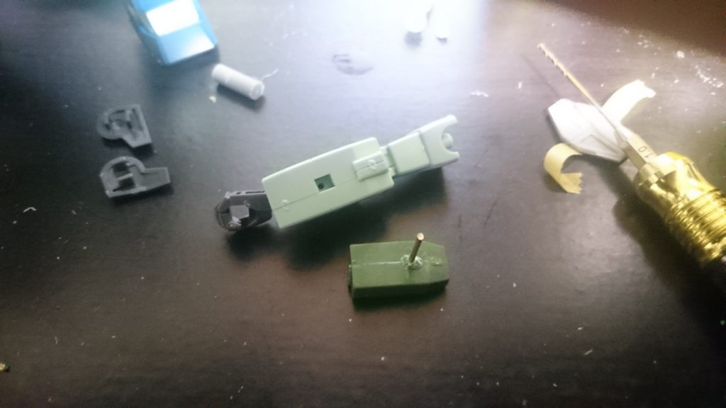 ## 制作途中1
左腕のビームサーベルボックスは真鍮線で取付。