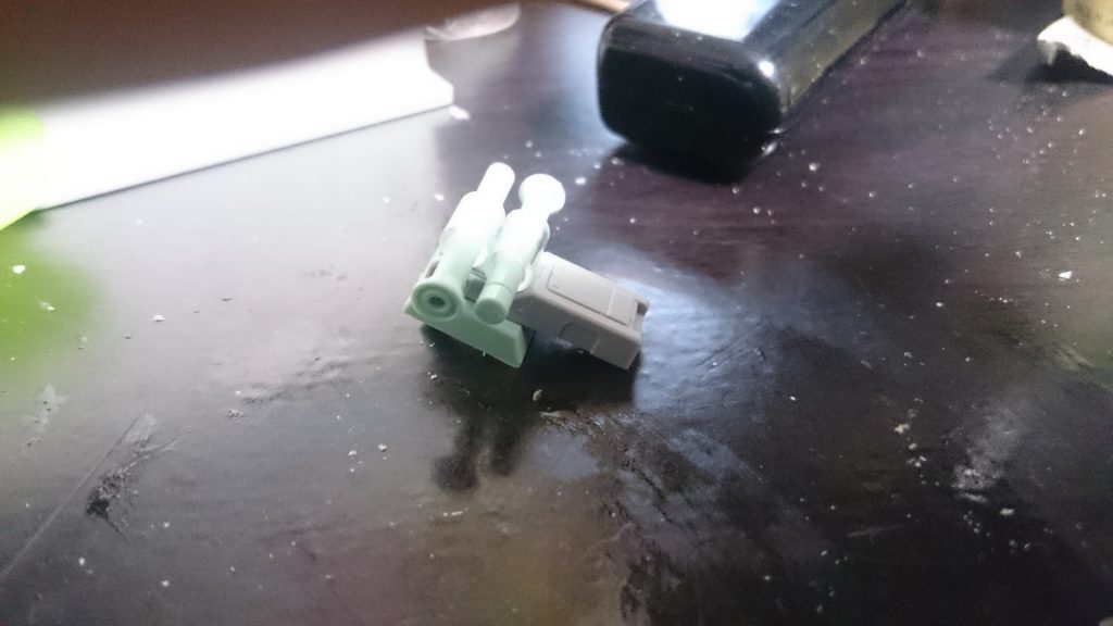 ## 制作途中2
内径3ｍｍのプラパイプをサイドアーマーに取り付けてサーベルラックとしました。