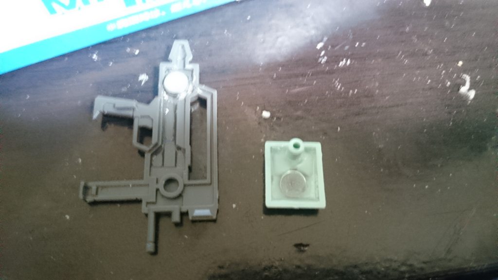 ## 制作途中4
GM2系のビームライフルは無改造でもサイドアーマーに取り付ける事が出来ますがﾎﾟﾛﾎﾟﾛしてしまうため
ネオジム磁石を仕込んで固定できるようにしました。