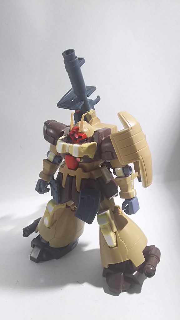 胸や膝、腰アーマーをパテとプラ板でボリュームアップ
モノアイを可動式に変更