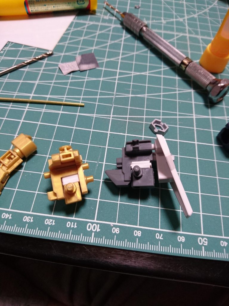 羽のせいで背丈が短く見えたので股間と首を延長してます。フリーダムにも同様の工作をしてるので互換性を持たせながら作ってます