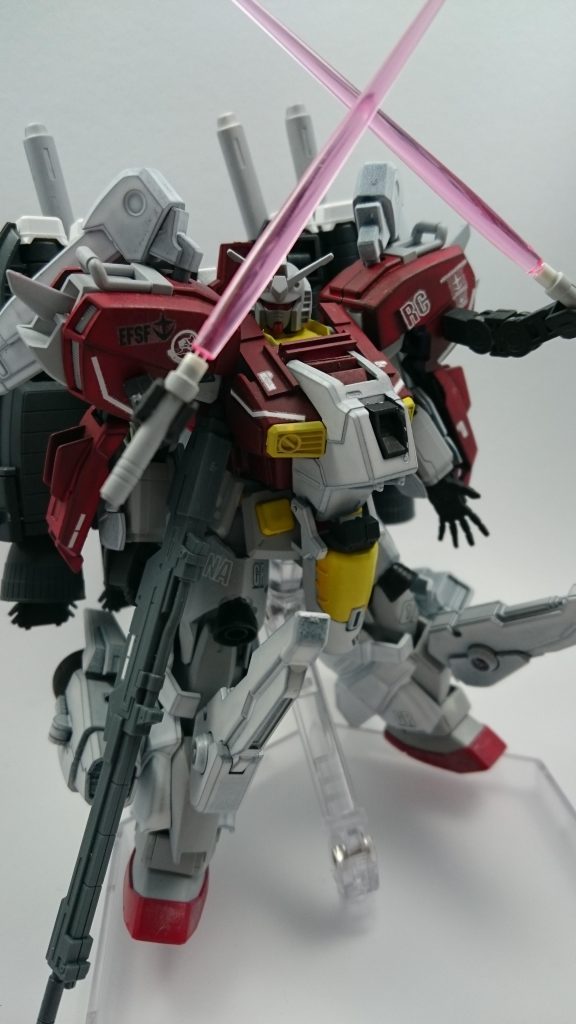 隠してない腕からビームサーベル！