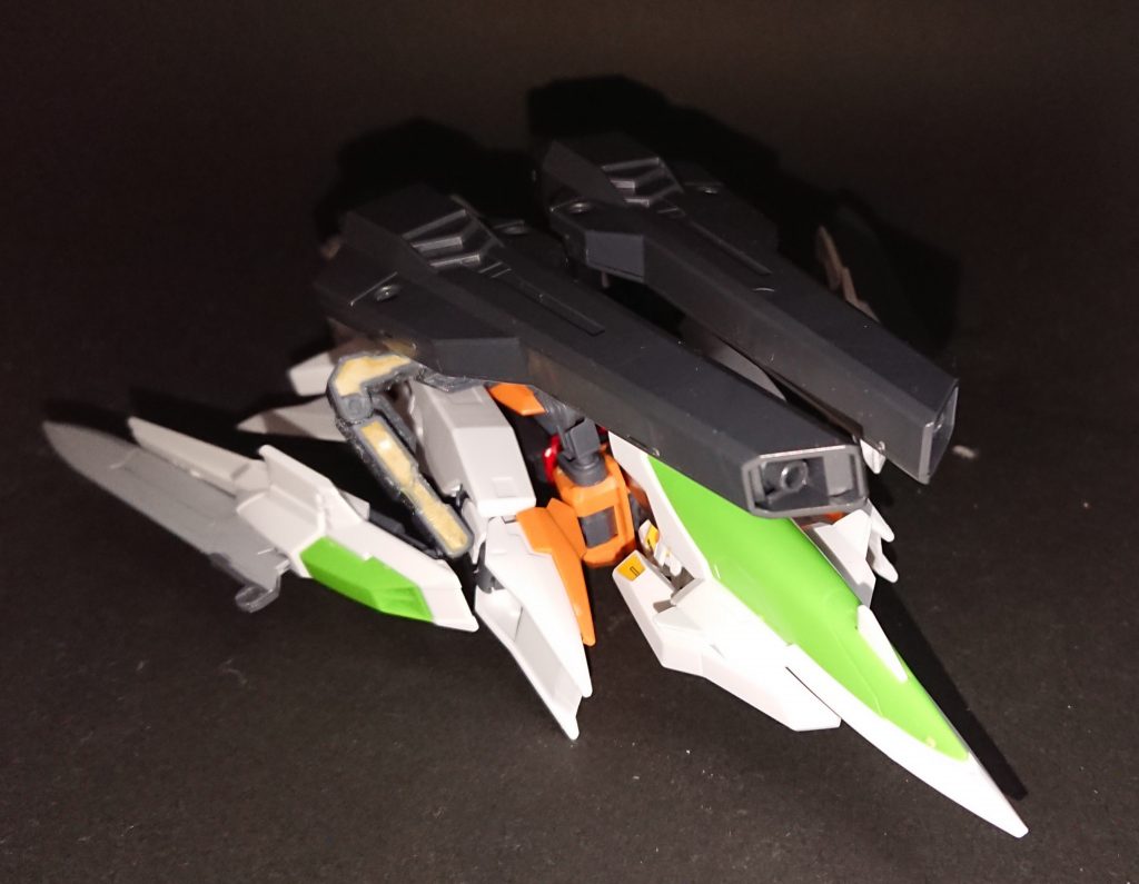 変形後です。メテオホッパーのパーツの形状もあってウィングガンダムっぽくなっています