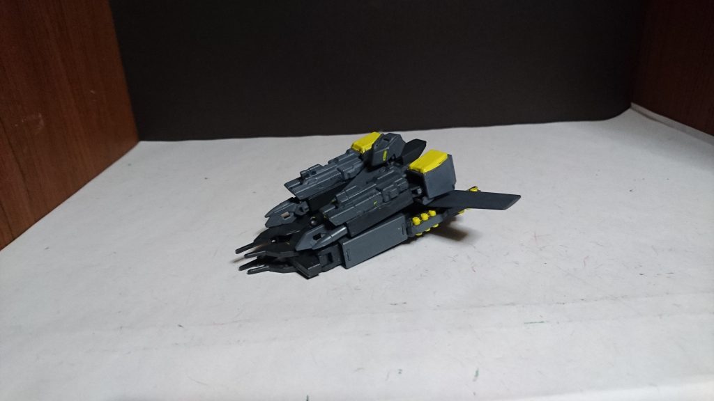 そしてオリジナル作成初の変形機構搭載に挑戦した機体です( *・ω・)ノ
変形中に足がポロリしまくりで大変ですが結構いい感じに変形できるのが完成して嬉しいです