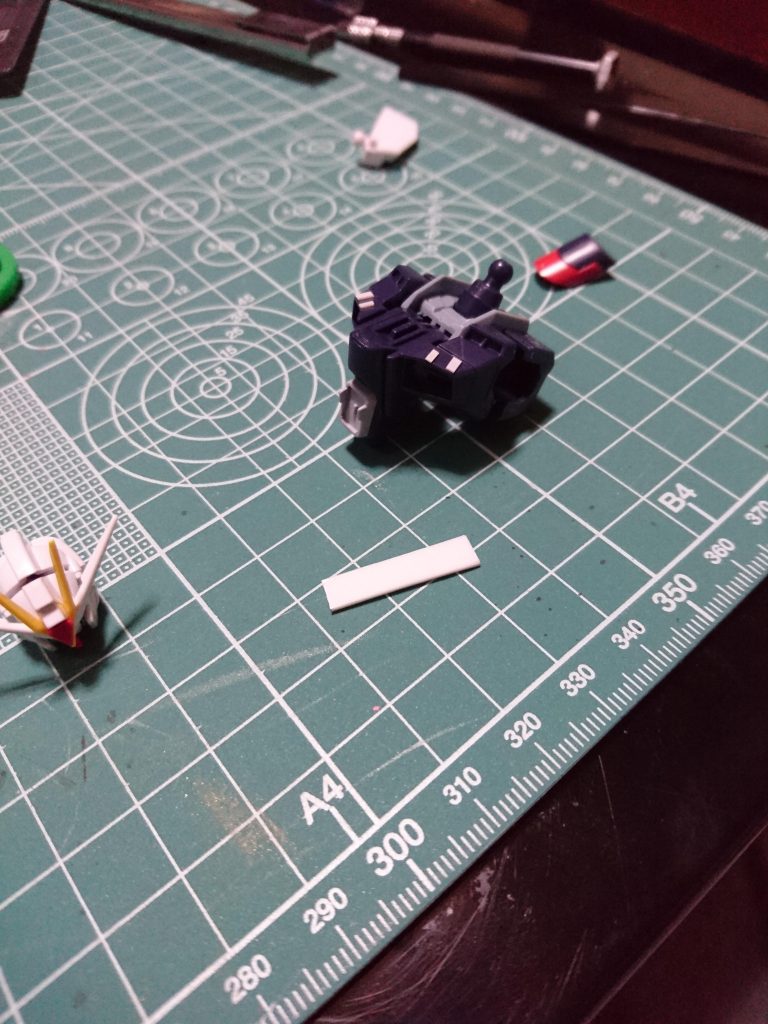 ディテールアップは簡単です、切ったプラ板を各所に貼ったり筋掘りしたりしてます