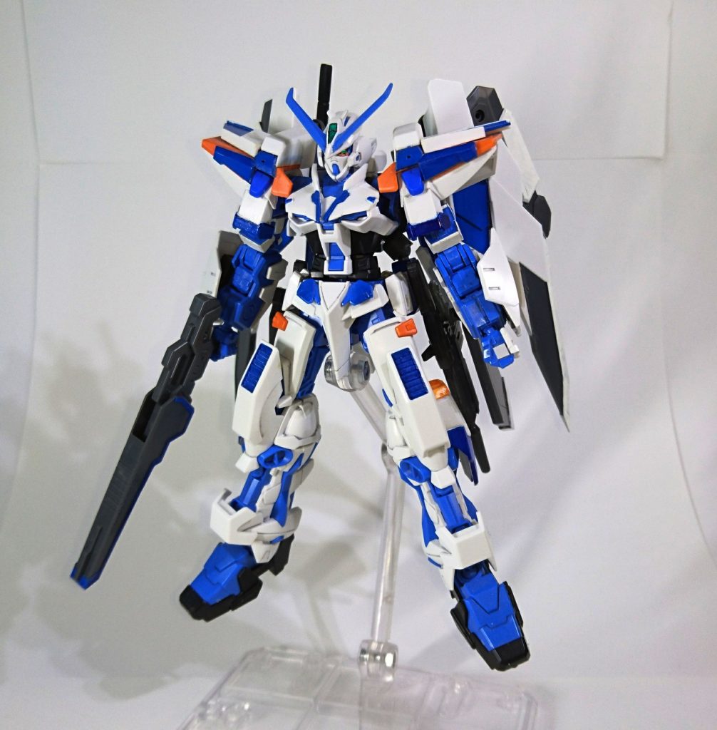 フロントショットです。

HGブルーセカンドにジャンクパーツを接着しボリュームアップしています。
盾は大きくて重く、動きの邪魔になりそうかなーと考え両腕に小型のものを備えているのみです。