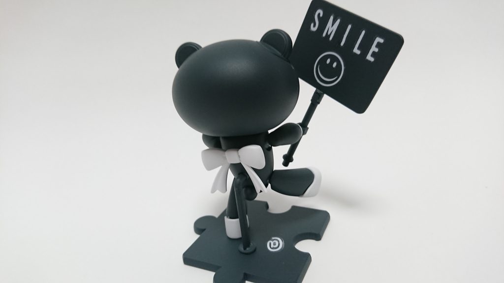 バックショット♪
台座の『@』は、足跡イメージです♪
プレートの裏側には『SMILE』と入れました(*´ω`*)
ガンスタさんには、いつも笑顔でいてもらいたいですからね♪