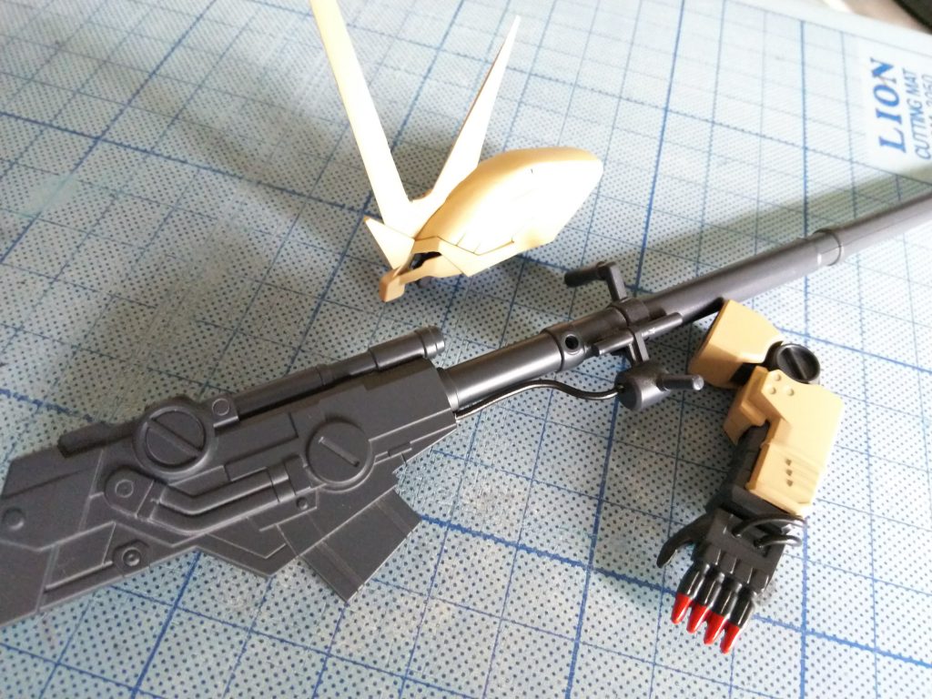 ランゲ・ブルーノ砲はストローを使って3cmほど延長し、エネルギーチューブをリード線に差し替え。ハンドミサイル部分もリード線で接続