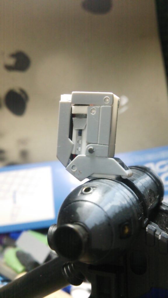 サブアームを2個作り直し、収納と展開状態にして固定。
可動は断念しました。