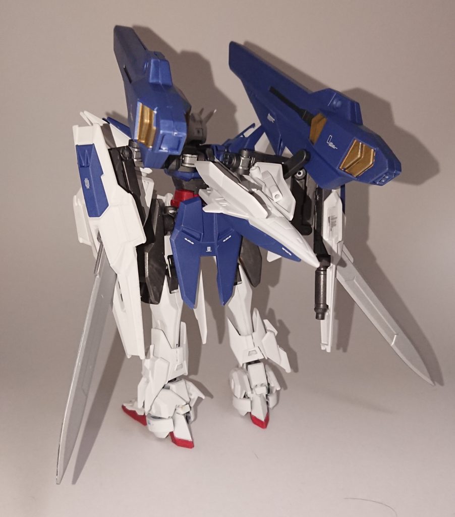 背面部です。だいぶ武装を載せたので機体バランスに苦労しました