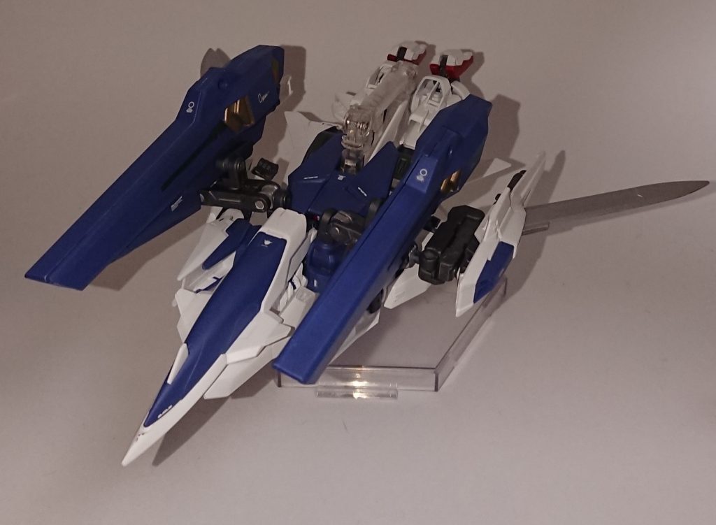 変形後でづ。高速で動き回って隙あらばすれ違い様にGNソードで斬りつけます。