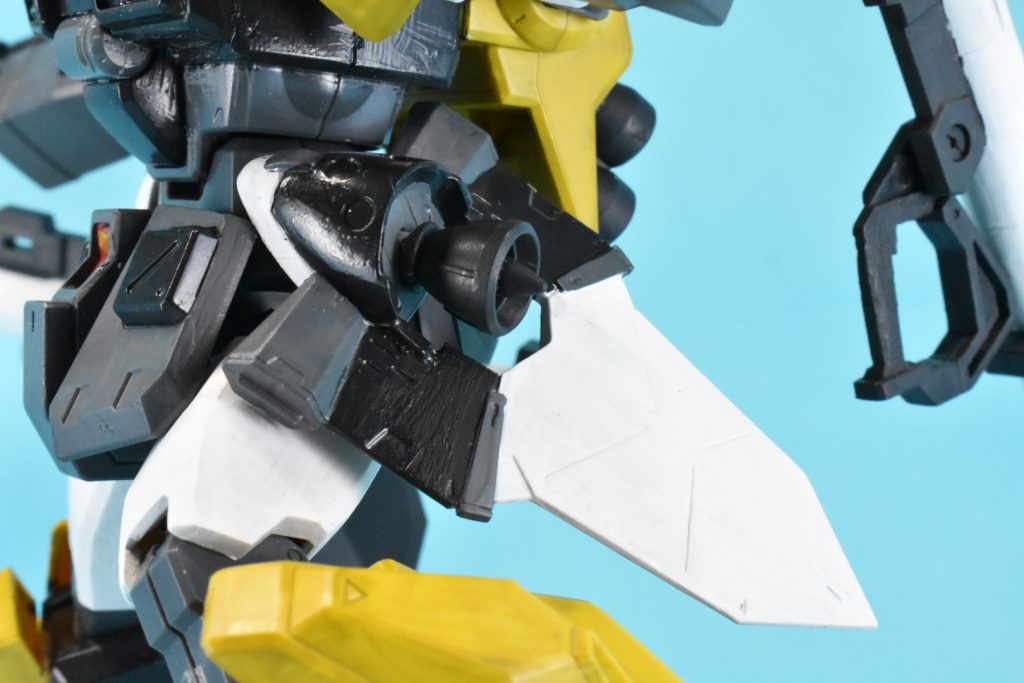 両肩のスラスターは、市販パーツを組み合わせてそれっぽく。腰もステイメンのスラスターをイメージして、ビルダーズパーツの寄せ集めで……。