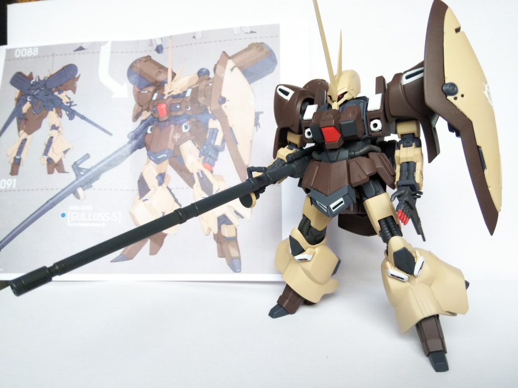 バックにあるのが藤岡建機氏のデザインの原画。ギラ・ズール(アンジェロ・ザウパー専用機)からランゲ・ブルーノ砲、ゲルググマリーネ・シーマカスタムからシールドを拝借しています。