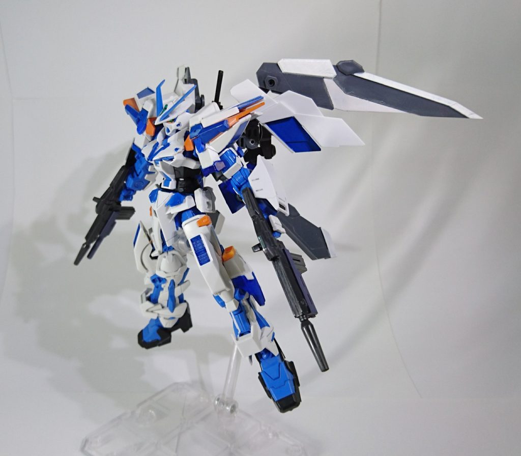 ウィング下部のアームに装着されているビームライフルです。
アストレイレッドフレームに付属するビームライフルを改造しました。

アドオンタイプのグレネードランチャーをイメージし、左右で別の形状のランチャーをつけました。
弾種が違うので実弾攻撃も多彩になります。