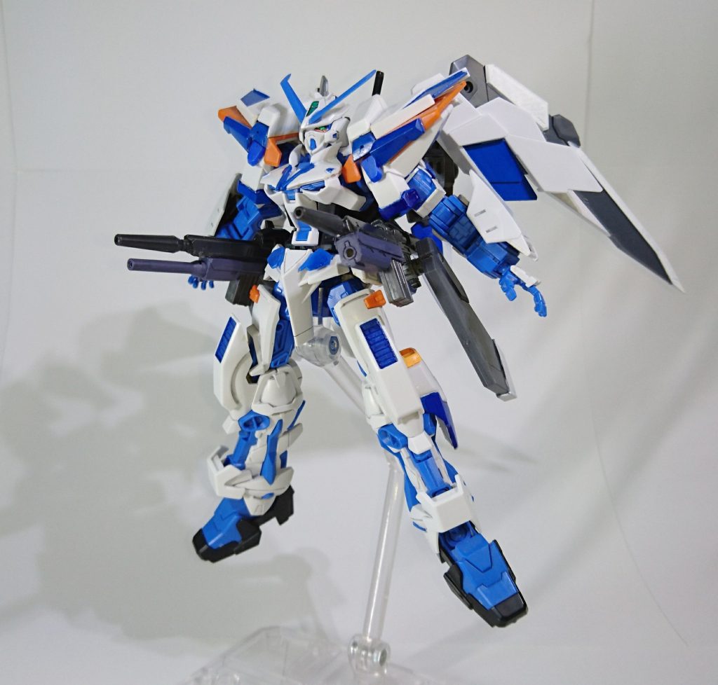 アームの下部が可動することで、手にもつことなく射撃姿勢にすることも出来ます。
脇下ビーム砲はカッコいいですね。

機体直結なのでビームの威力もちょっとアップです。