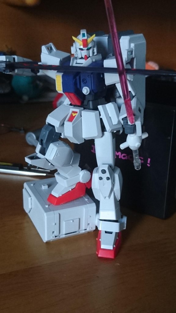 本体は普通にパチパチ組み立てましたが、エクスカリバー・モルガンはフィギュアの物を使用、ビームサーベルはあえて陸戦型の物を使用せず、HGUCV2ガンダム、連結パーツはBB戦士の周瑜ガンダム、そしてHGスタービルドストライクの物を使いジャスティス風のビームサーベルを作成してみました！