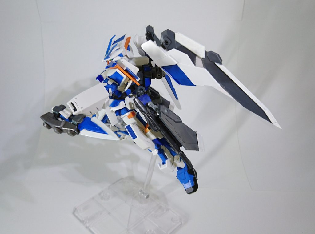 多目的ダガー。

斬ったり殴ったり捕まえたり。いろいろ使えて便利な武器にしてみました。
レギンレイズのパイルをベースにビスをつけて打撃力、ナイフを付けて切断力。