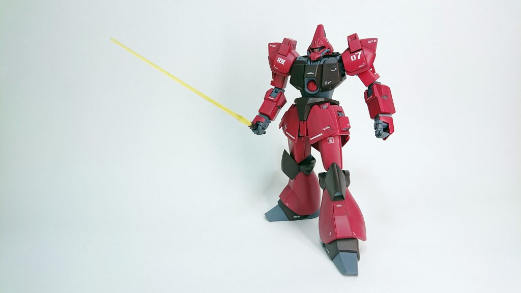 サーベル装備。
両肩にサーベルラックがありますが、本来はバックパックから抜刀です。
しかし、劇場版からサーベルラックの設定が公式になりましたね(´ε`;)
塗装はげるの嫌なんでオミットしました(笑)