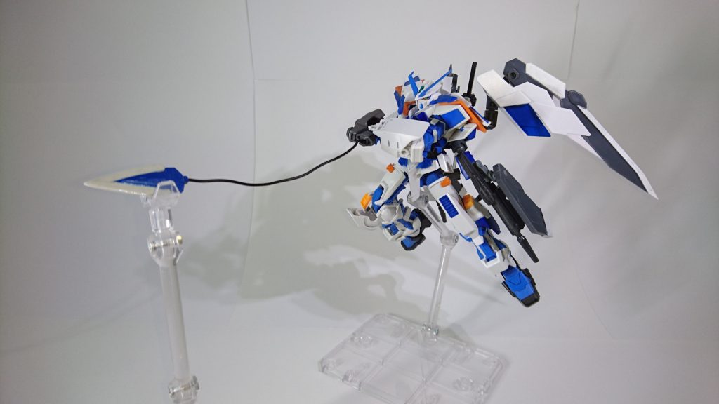 ナイフをアンカーで射出したり。ビームサーベルも出ます。便利！