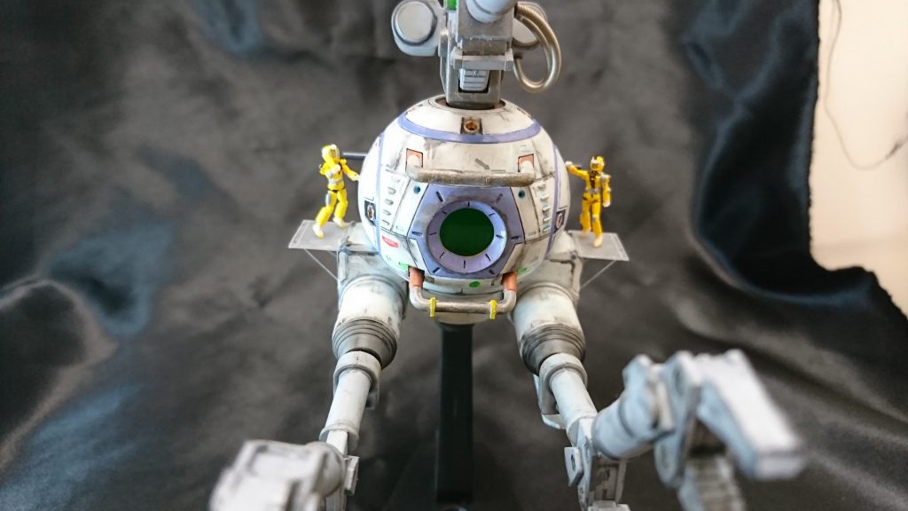 waveのモビルスタッフを連邦カラー風ペイントで配しました。
こちらは1/100ですがこのくらいのスケール感が棺桶っぽくて妥当に思います。