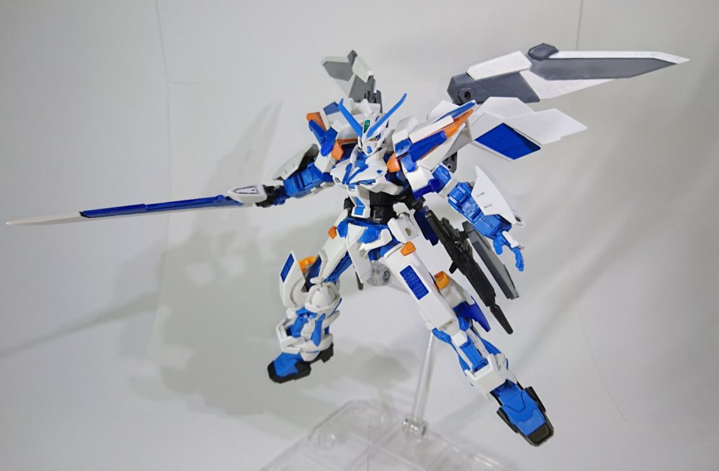 カラーリングに関しては全てガンダムマーカーの部分塗装です。
塗装した部分も多くはありませんが、このころは色を意識して部品を選定しているつもりなのでそれなりにまとまったのかなあと思います。