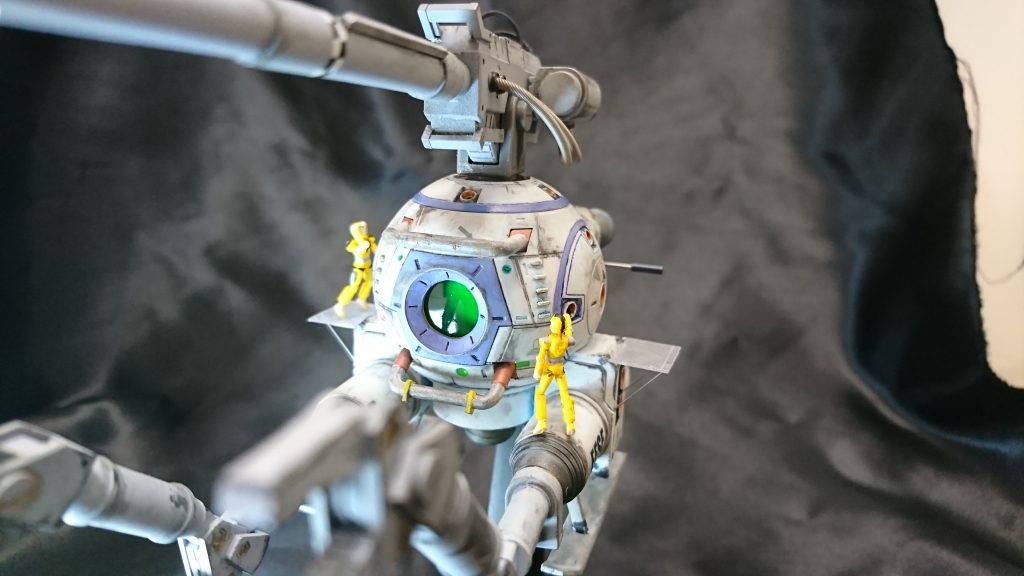 唯一の残念ポイント白プラ成型のハッチは、くりぬいて100均のルーペからレンズを切り取って嵌め込みました。レンズ加工は大変でしたがクリアパーツでは出せない奥行きが表現できた気がします。