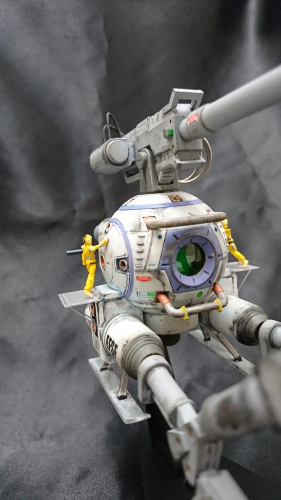 両脇に足場を設けて道具感を狙ってみました。
ステップは鉄道レイアウト用のフェンス、ステーは造花用の針金です。針金は安い(30cm90本入り200円)ので湯水のように使えるのはいいのですが、柔らかいのが珠に傷。
スラスターと干渉しそうな気がしますが気付かないふりをします。