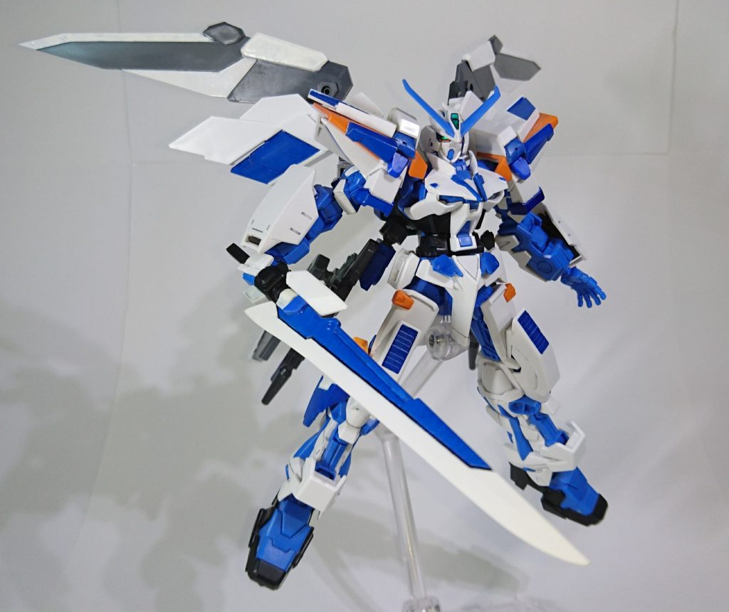 実体ソード。

お気に入りです。剣はいいですね。
タクティカルアームズのグリップにフェザーブレイドの刃を移植しました。
峰部分にはブースターを意識してパーツを装着しています。