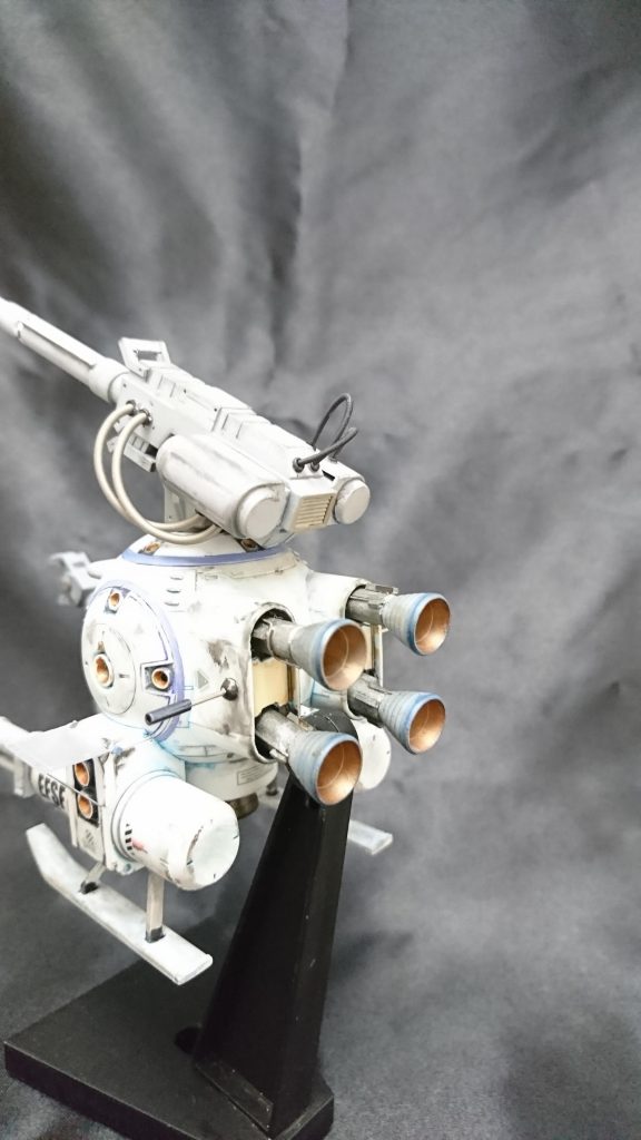 スラスターはやや寂しかったので、くりぬいて内部から生える形にしました。
副産物としてビミョーに可動するようになりました。