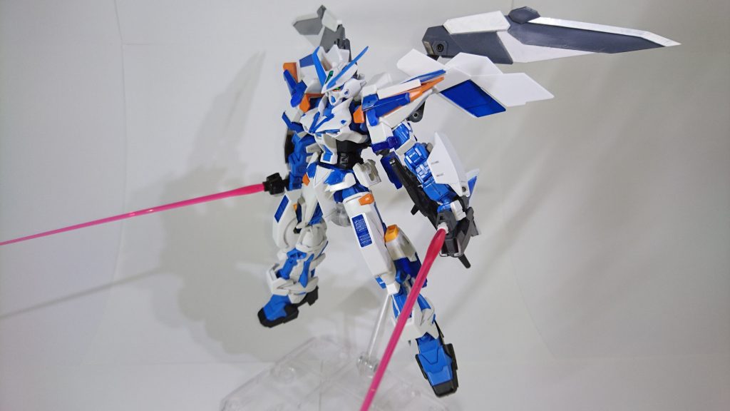 ソードの刃をはずしてサーベルをさせばダガーと合わせて二刀流です。
全ての武装に２種類以上の機能を搭載出来ました。半分無理やりでしたが･･･