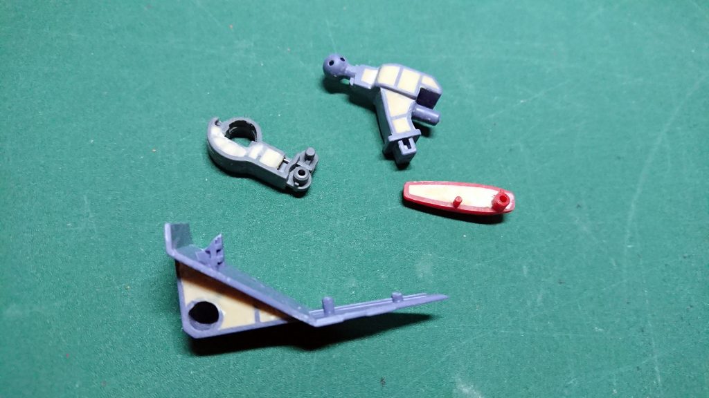 関節部分などの肉抜き部分は穴埋めしております。
首の後ろも肉抜きあります。
腕の赤色の部分は裏から見ると隙間が空いてるのでそちらについても
パテで埋めました。