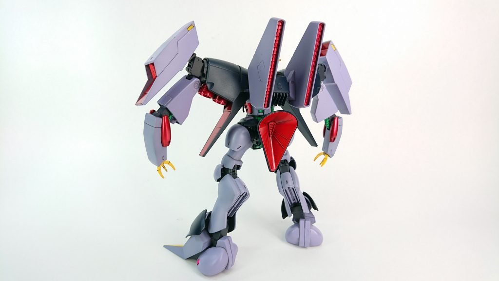 バックショット。
肩の大型スラスターのおかげでバックパックはそんなに大きくはないですね。
足は鳥型の形状で珍しいですね。
腰からつま先にかけてがエルガイムのHMっぽい(´∀`)