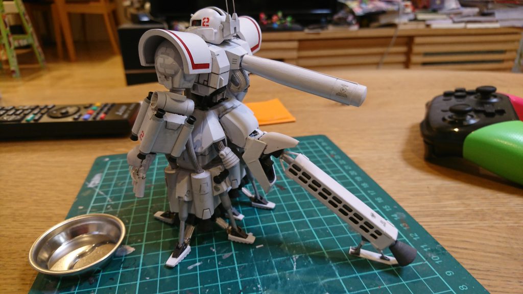 テールスラスターは、サーバの空きスロット用メクラ蓋を張り合わせて内部にプラパイプを貫通、プラ棒などでディテールを追加しでっち上げました。
ジオングに繋がるシルエットを意識しています。