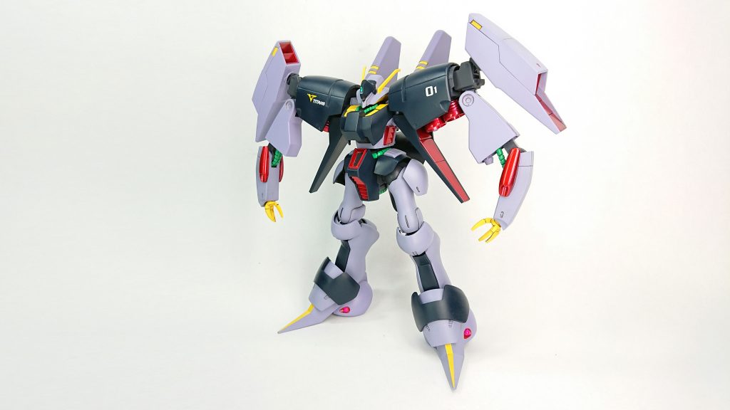 Zガンダムに登場するMSの中でもかなり大型になります。
キュベレイより大きいです。
カラーリングはメッサーラに近いですね('ω')
キットですが、腕と太腿に合わせ目が出ます。
特に腕に関してはパーツの合いが悪く、隙間が空きます。
最近のバンダイにしては珍しいですね。