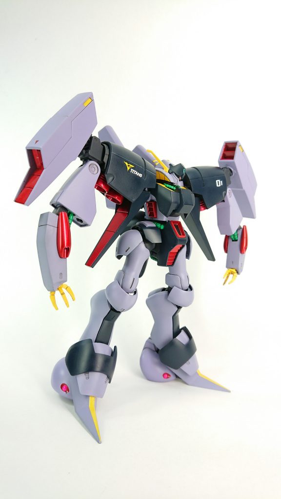 スラスターおよびその他の赤色部分はキャンディー塗装しております。