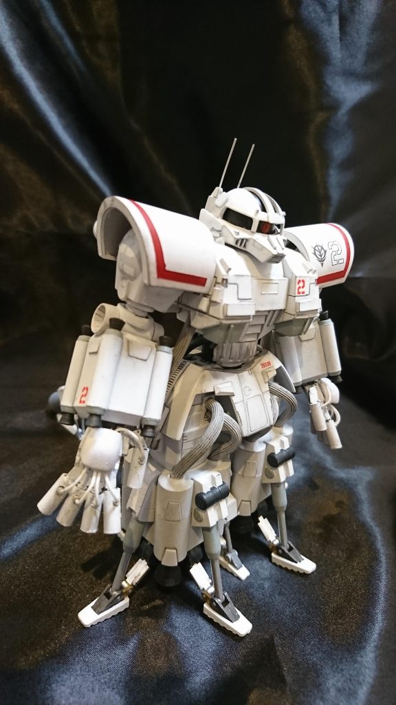 顔のスリット類はプラ板で作り直し、モノアイも縮小してかわいい印象をスポイルしました。