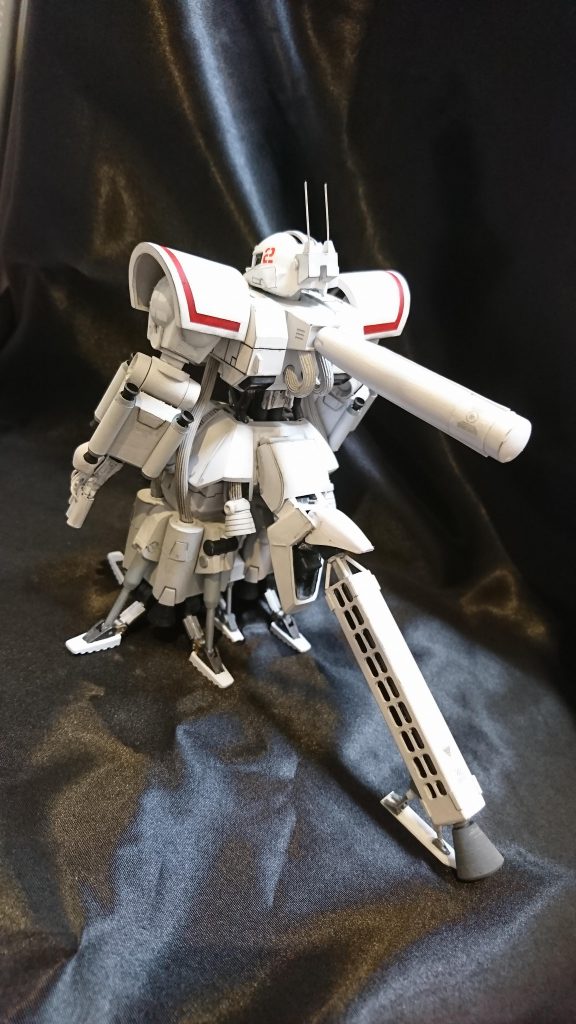 背面のボリュームが寂しかったので、テールスラスターとプロペラントタンクを配置しました。
ランディングギアはてこずりました…。