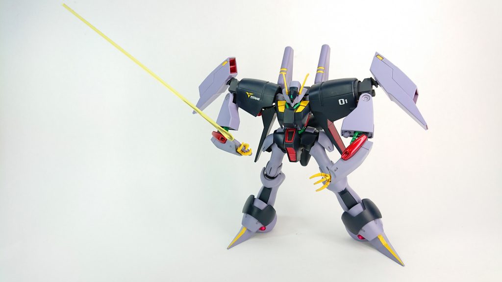 サーベル装備。
体格に合わせてロングタイプのものですね。