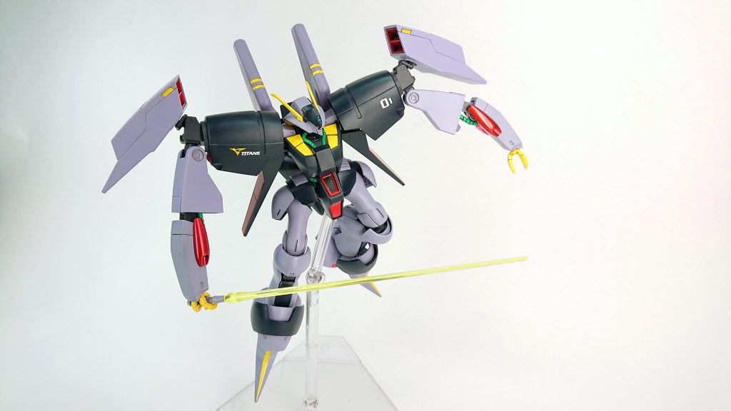 武器は両手のメガ粒子砲とサーベルのみ。