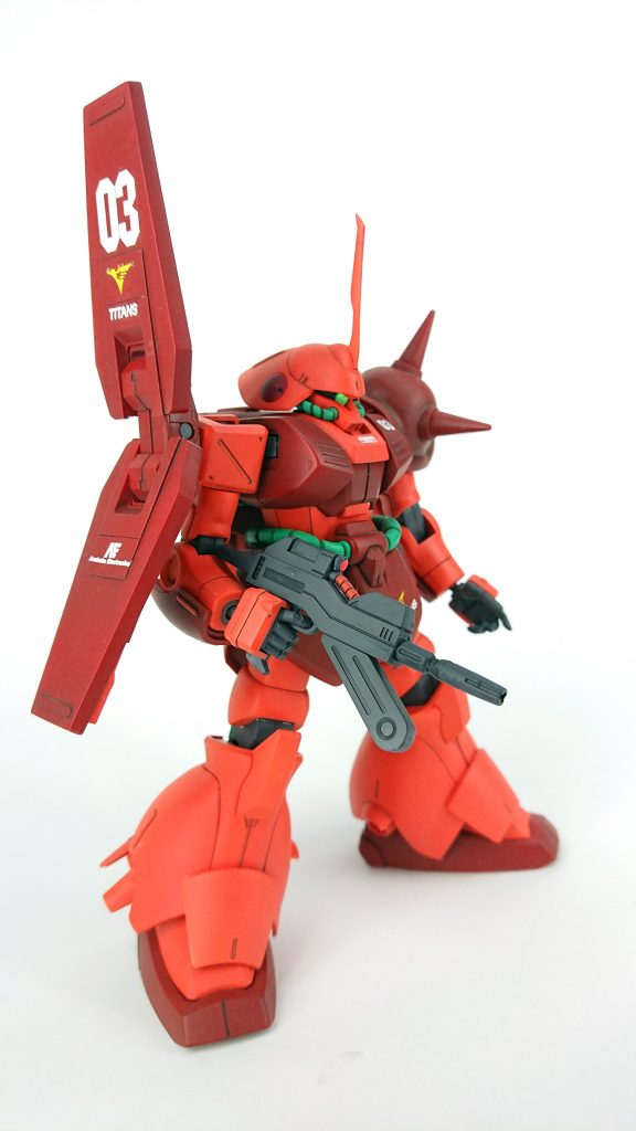 右肩の巨大なシールドと左肩のスパイクアーマーが特徴的。