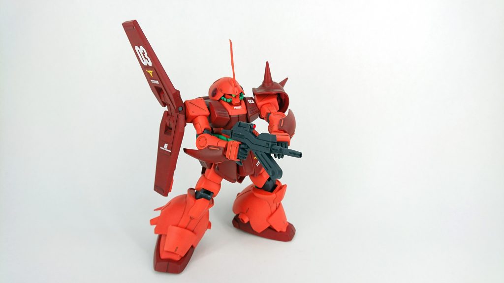 ビームライフルは両手持ち可能。