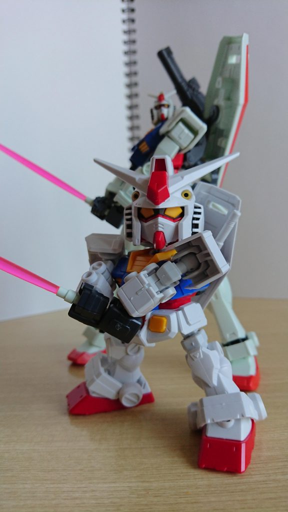 サーベルの長さ次第だけど両手持ちもできる