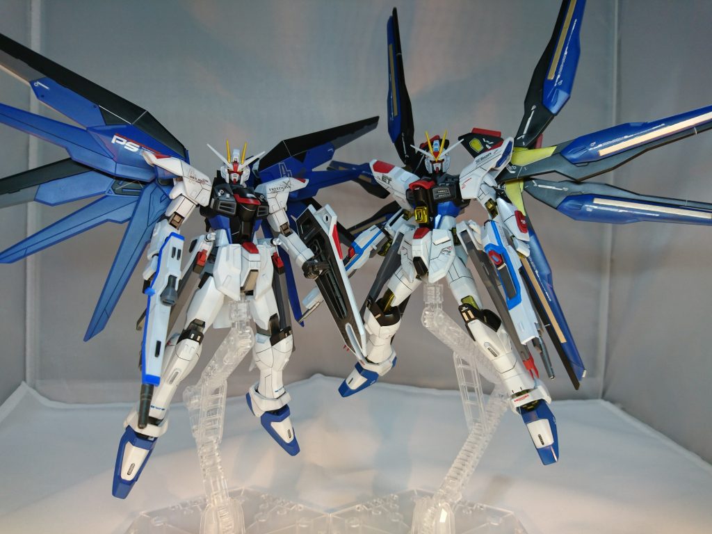 以前作ったフリーダムとツーショット。同じく大きさなのに翼のせいでストフリがでかく見えますね