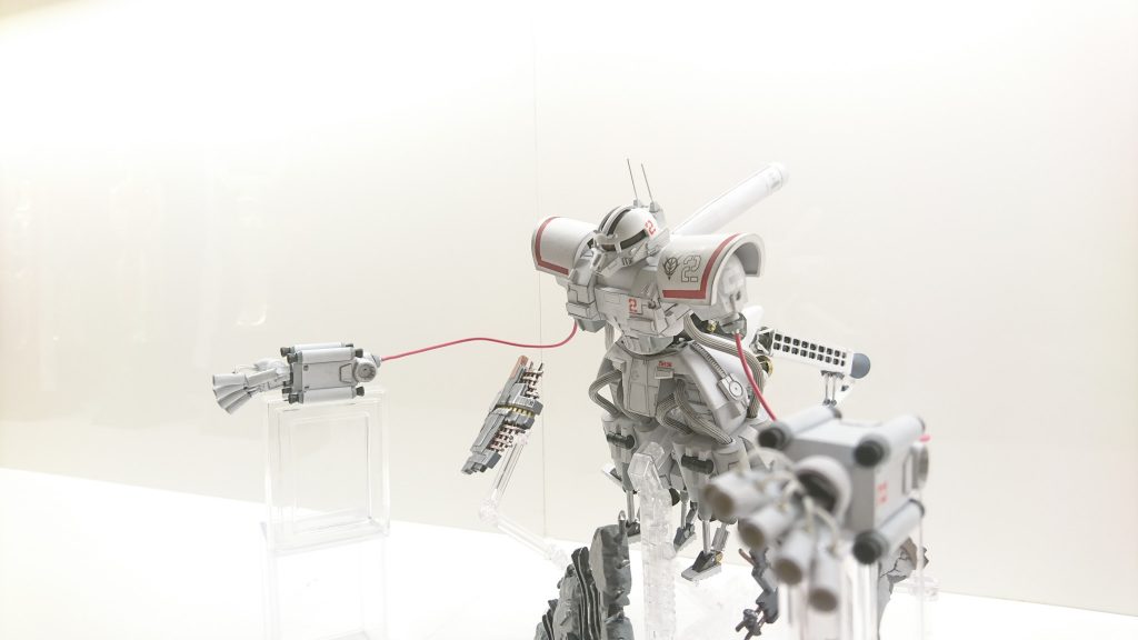 オールレンジ攻撃に対応しました
ケーブルは磁石で着脱可能です
ディスプレイスタンドにも対応しました
前から差し込む形なので、クリアタイプじゃないとちょっと不格好です