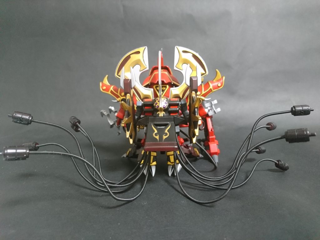 前、横、後。
各パーツの配置についてはFSSのL.E.D.ミラージュV3を元にしています。
背面の触手がポイント。