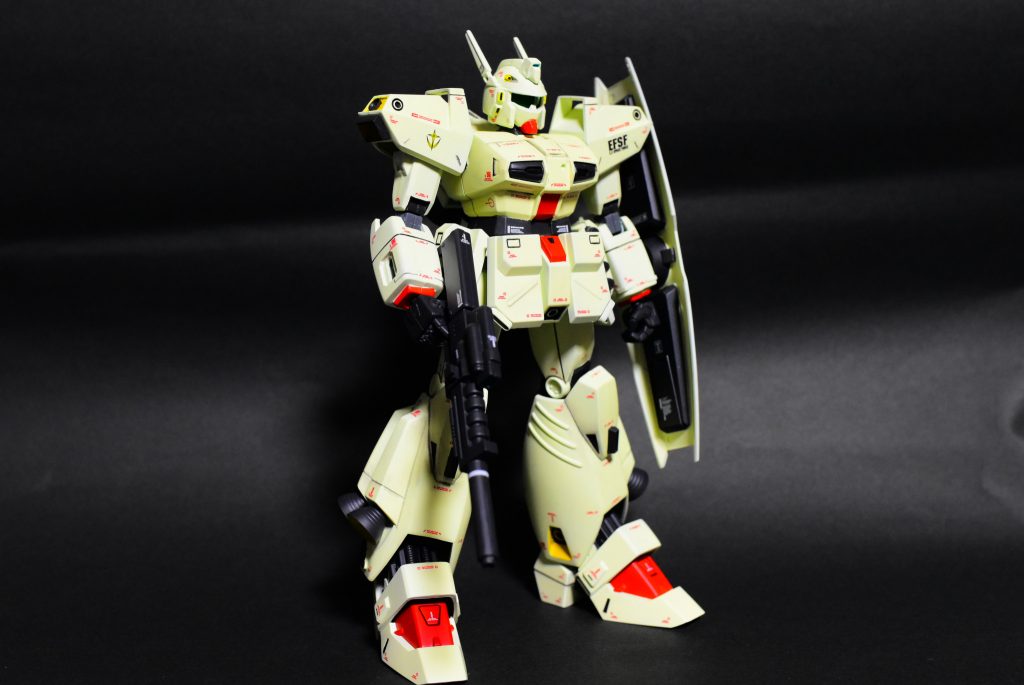 ヒザのスラスターと肩のスラスターは一度削り落として、ディテールアップパーツに置き換えました