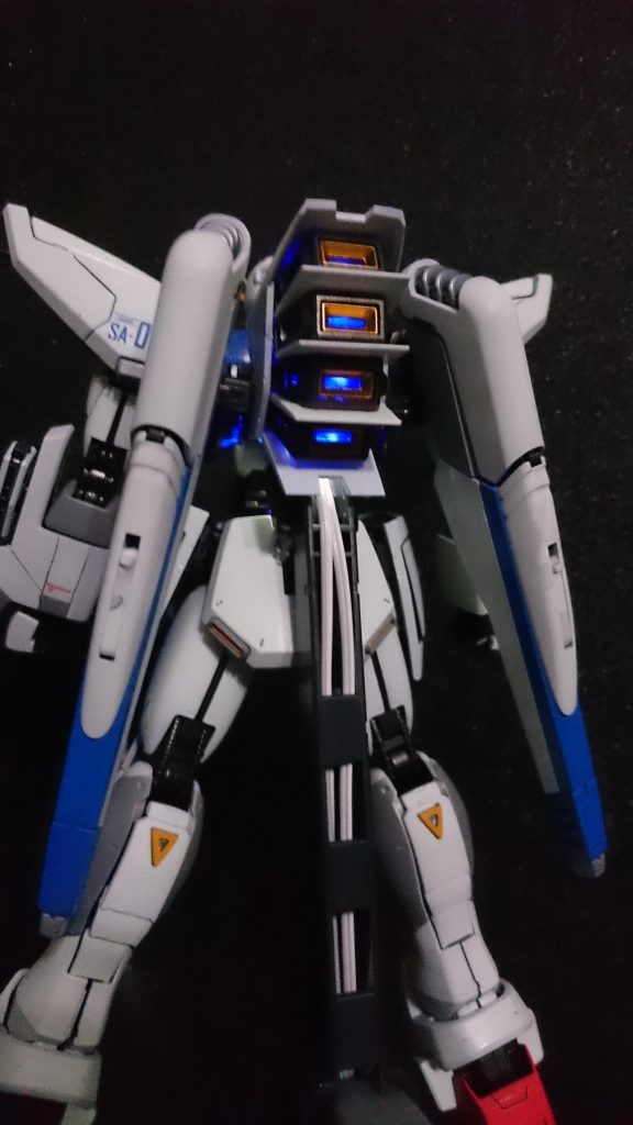 後ろも光ります。ただこれをするとビームバズーカを腰に挟めないのが残念…