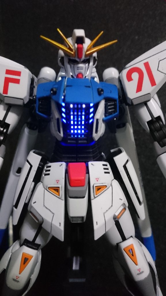 個人的に青色が好きなので、クリアパーツに薄くパール重ねたあとクリアブルー吹きました。ledは綺麗ですね(小並感)