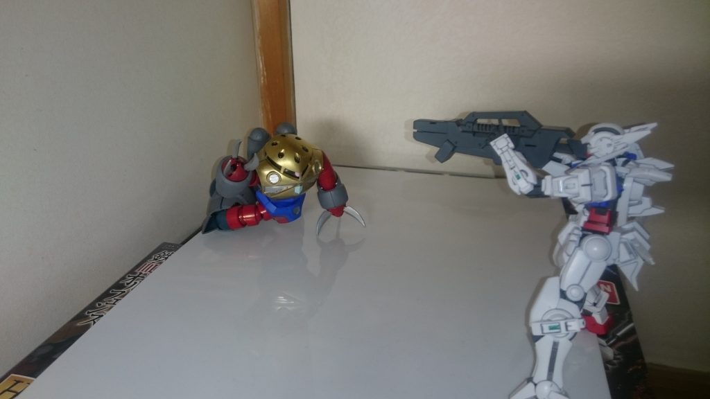 命乞いになど聞く耳を持たん!
正面から見たとき、首が埋まって見えたので首を1.5mmくらい延長してます
前から見たら長すぎるようにも見えますが、横顔が格好良くなったから満足
これからも、特に改造も塗装もすることなく、作りたいように作っていきます
それではまたいつか